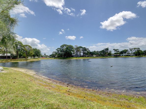 426 Pine Glen Ln c2, Greenacres FL 33463