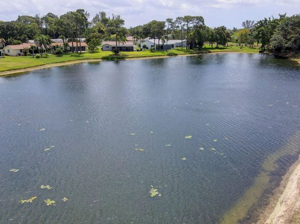 426 Pine Glen Ln c2, Greenacres FL 33463