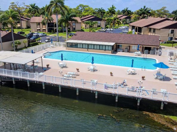 426 Pine Glen Ln c2, Greenacres FL 33463