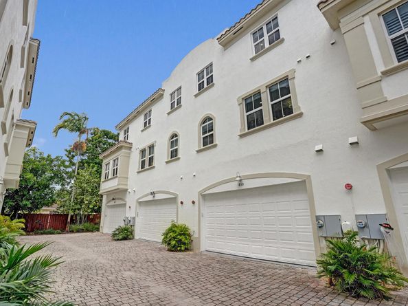 835 NE 16th Terrace, Fort Lauderdale FL 33304