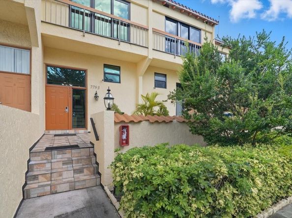 7793 Grande St 7793, Sunrise FL 33351