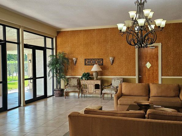 721 Lori Dr 105, Palm Springs FL 33461