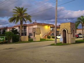 721 Lori Dr 105, Palm Springs FL 33461