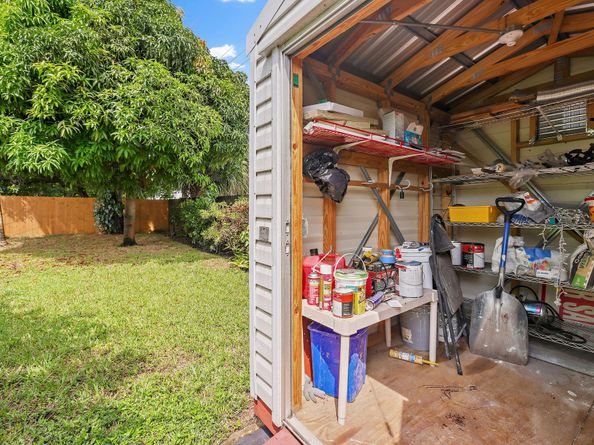 699 NE 40th St, Oakland Park FL 33334