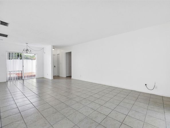 9185 SW 5th St A, Boca Raton FL 33428