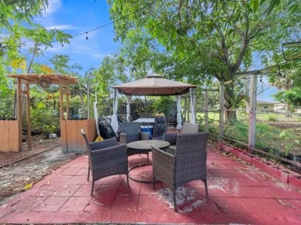 108 SW 2nd St, Deerfield Beach FL 33441