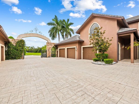 Undisclosed Address #RX-11119603, Parkland FL 33067