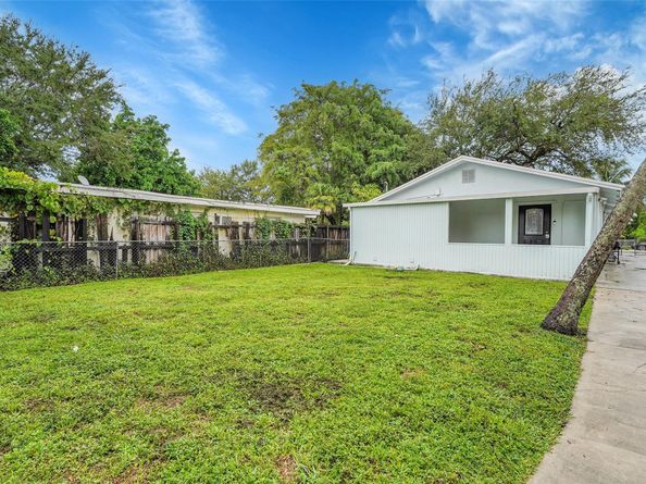 5715 Garfield St, Hollywood FL 33021