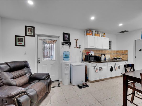 5715 Garfield St, Hollywood FL 33021