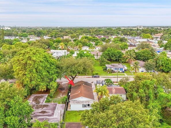 5715 Garfield St, Hollywood FL 33021