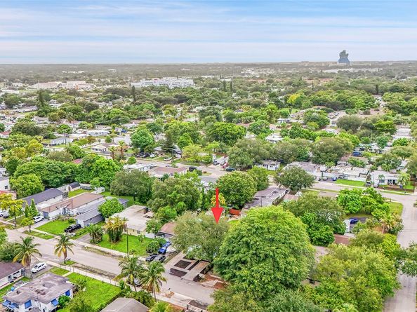 5715 Garfield St, Hollywood FL 33021
