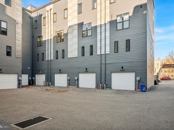 443 Shurs Lane 18, Philadelphia PA 19128