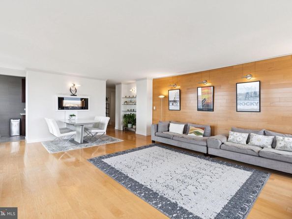 210 Locust Street 15AW, Philadelphia PA 19106