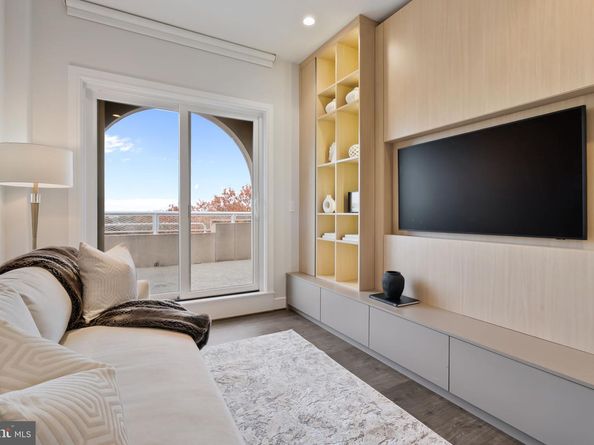 625 Slaters Lane 402, Alexandria VA 22314