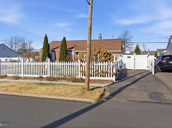 2752 Windsor Drive, Bensalem PA 19020