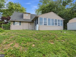 2 Quay Road, Levittown PA 19057