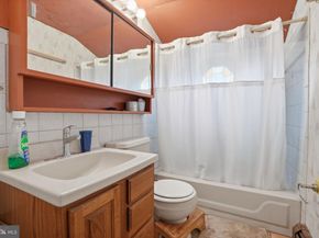 2 Quay Road, Levittown PA 19057