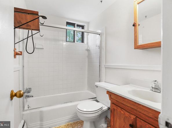 100 E Glenolden Avenue B6, Glenolden PA 19036