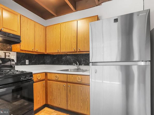 100 E Glenolden Avenue B6, Glenolden PA 19036