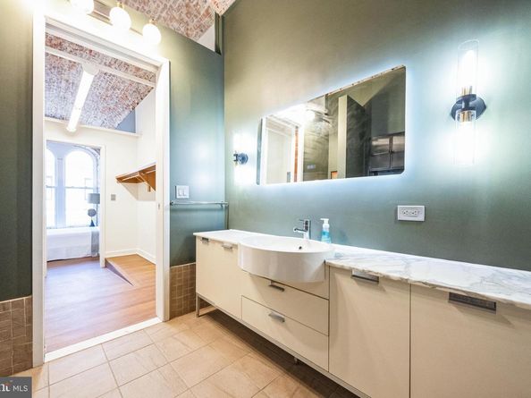 105 S 12TH Street 402, Philadelphia PA 19107