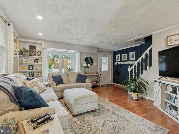 102 Earl Lane, Hatboro PA 19040