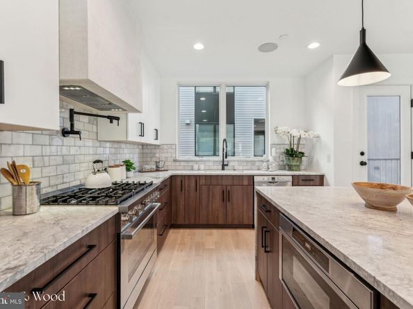 950 N 6TH Street, Philadelphia PA 19123