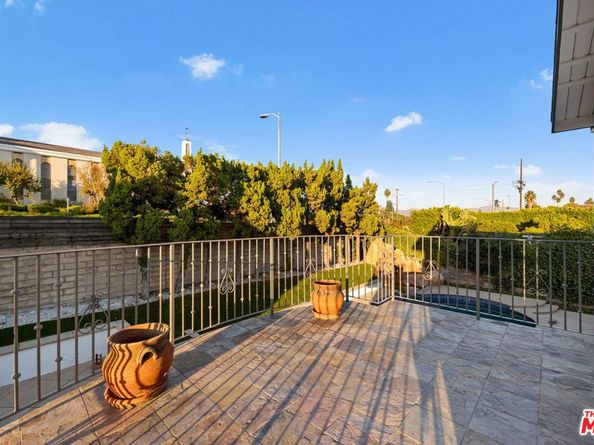 17011 Gledhill Street, Northridge CA 91325