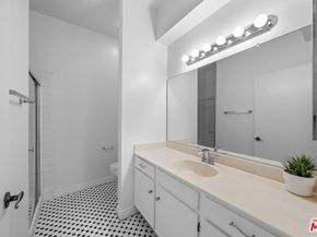 533 S St Andrews Place 420, Los Angeles CA 90020