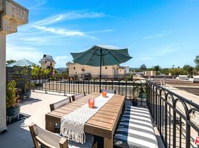 4444 Moorpark Way 202, Toluca Lake CA 91602