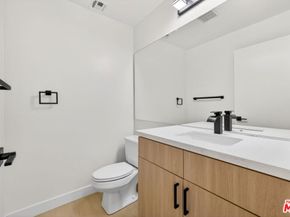 1754 11th Street 101, Santa Monica CA 90404