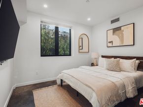 303 Venice Way, Venice CA 90291