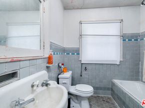 2136 S Victoria Avenue, Los Angeles CA 90016