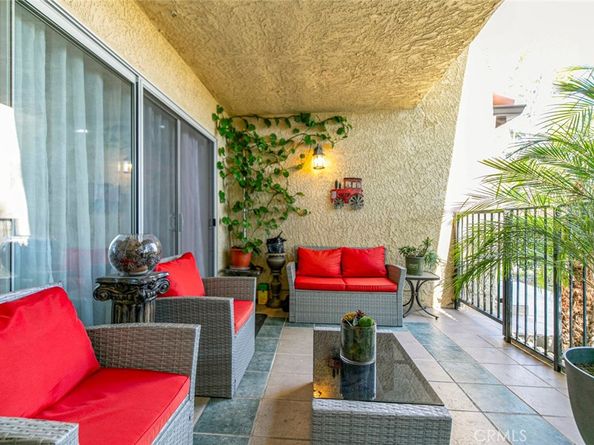 9520 Via Tivoli, Burbank CA 91504