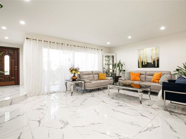 9520 Via Tivoli, Burbank CA 91504