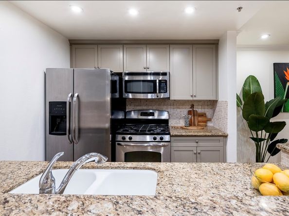 7320 Hawthorn Avenue 111, Los Angeles CA 90046