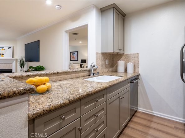 7320 Hawthorn Avenue 111, Los Angeles CA 90046