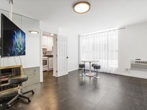 11645 Montana Avenue 126, Los Angeles CA 90049