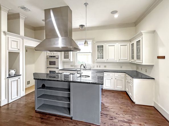 122 Vieux Carre Drive, Houston TX 77009