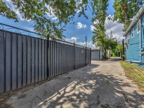 2607 North Freeway, Houston TX 77009