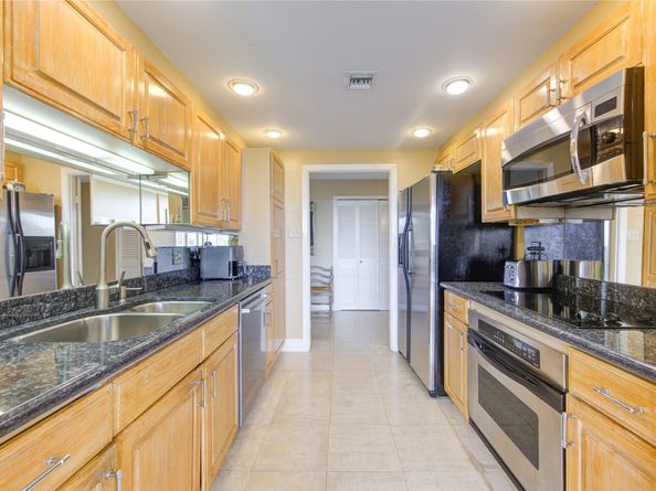 49 Briar Hollow 605, Houston TX 77027