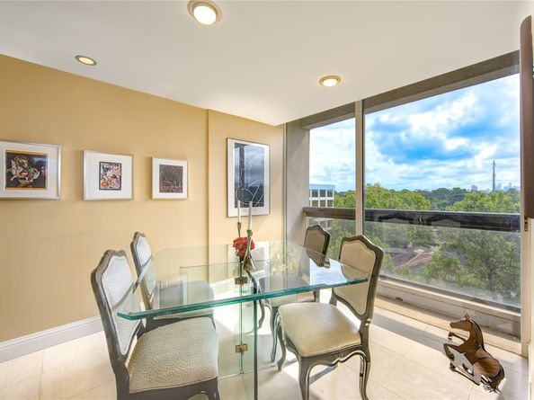 49 Briar Hollow 605, Houston TX 77027