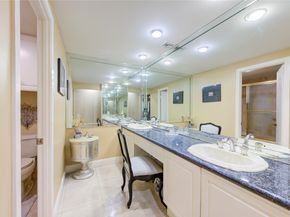 49 Briar Hollow 605, Houston TX 77027