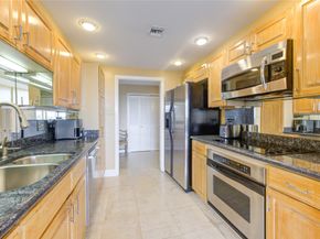 49 Briar Hollow 605, Houston TX 77027