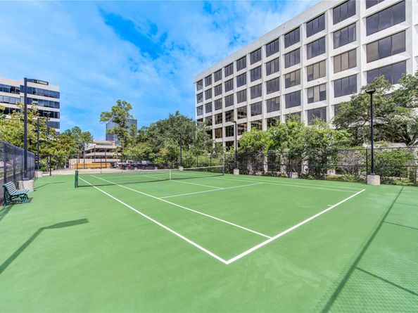 49 Briar Hollow 605, Houston TX 77027