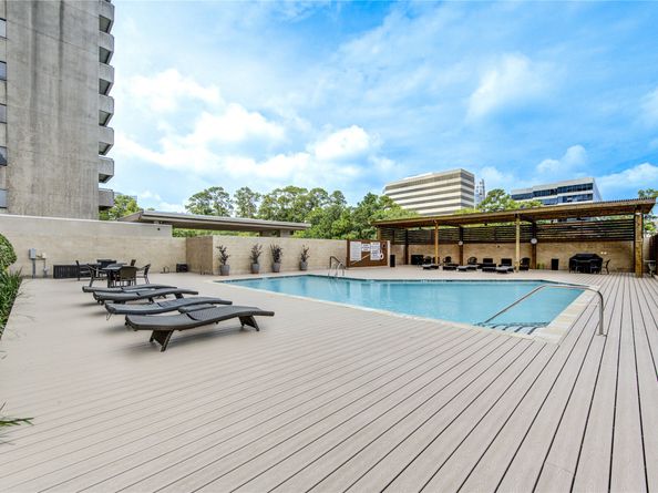 49 Briar Hollow 605, Houston TX 77027