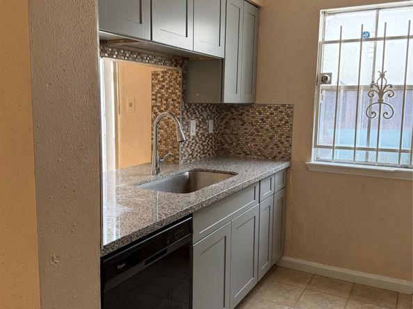 9350 Country Creek Drive 1, Houston TX 77036