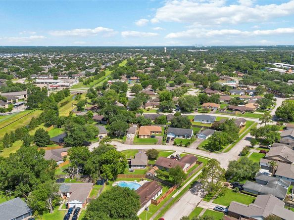 2602 Pilgrims Point Drive, Webster TX 77598