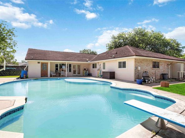 2602 Pilgrims Point Drive, Webster TX 77598