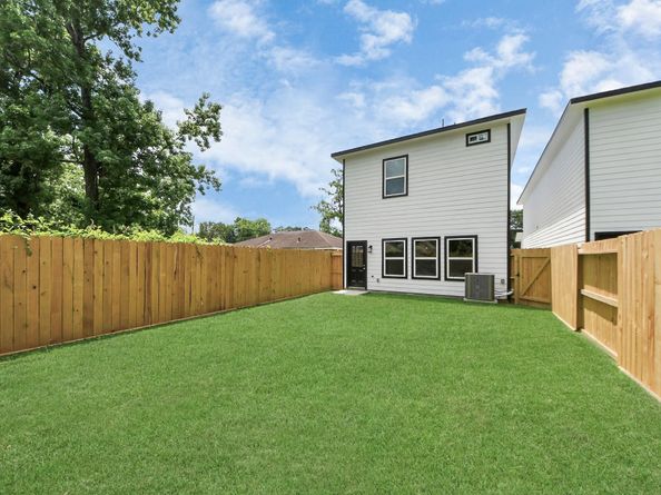 8151 - 8161 Crestview Dr, Houston TX 77028