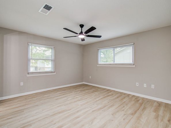 4735 Theall Road, Houston TX 77066